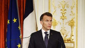 El presidente francés, Emmanuel Macron, habla durante una rueda de prensa conjunta con la primera ministra japonesa, Sanae Takaichi, en la residencia de invitados de Estado del Palacio de Akasaka en Tokio
