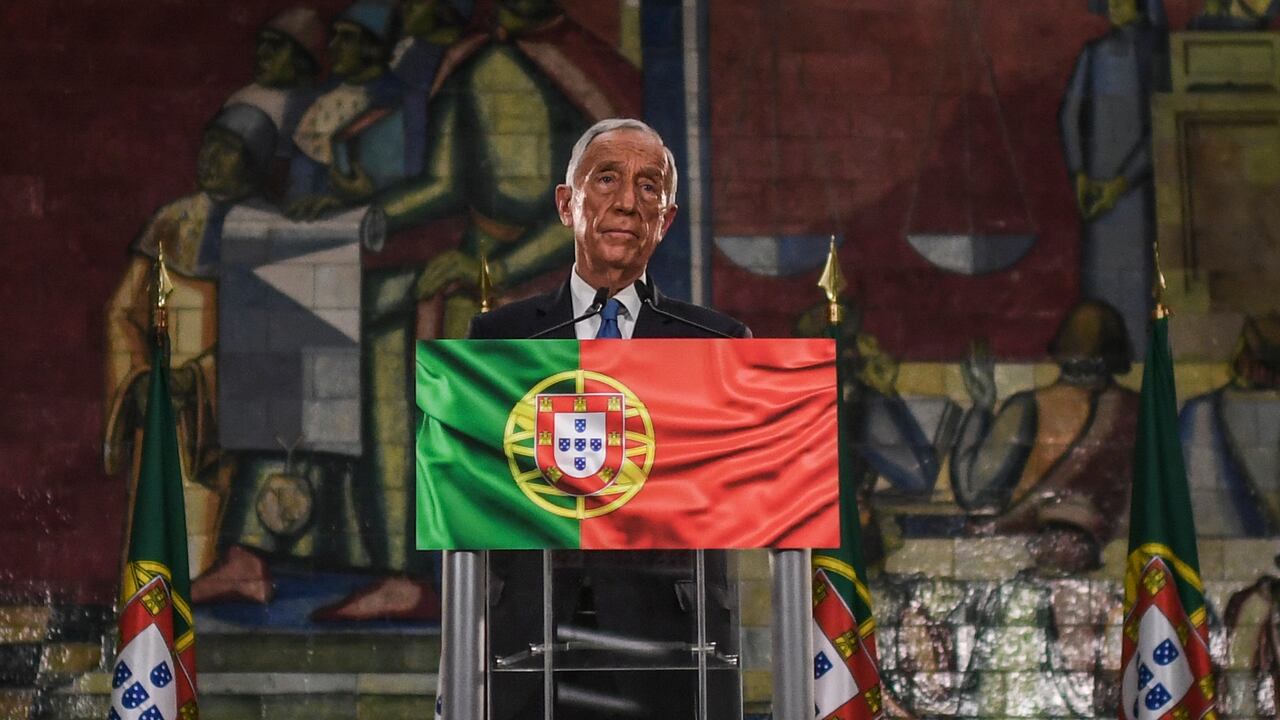 Portuguese President Marcelo Rebelo de Sousa speaks after wining his presidential re-election in Lisbon, on January 24, 2021. - The current head of state, a 72-year-old former law professor who made a name for himself as a political talk show host on television, received 61.3% of the votes, according to the partial results obtained after 98.8% of the precincts were counted. (Photo by PATRICIA DE MELO MOREIRA / AFP)