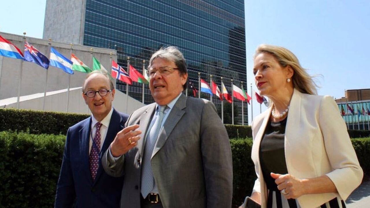 Guillermo Fernández de Soto junto al canciller, Carlos Holmes Trujillo, y María Emma Mejía.