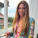 Shakira lució una camisa Versace durante el Gran Premio de España de F1.