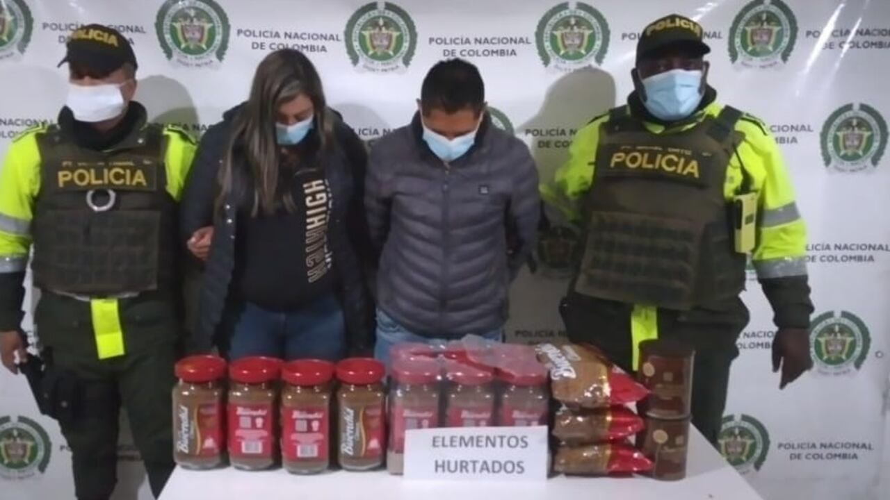 La pareja fue capturada cuando pretendía hurtar varios productos de un almacén.