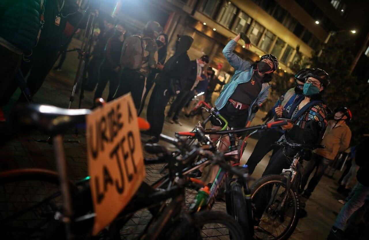 Ciudadanos a favor de la captura de Uribe gritando arengas