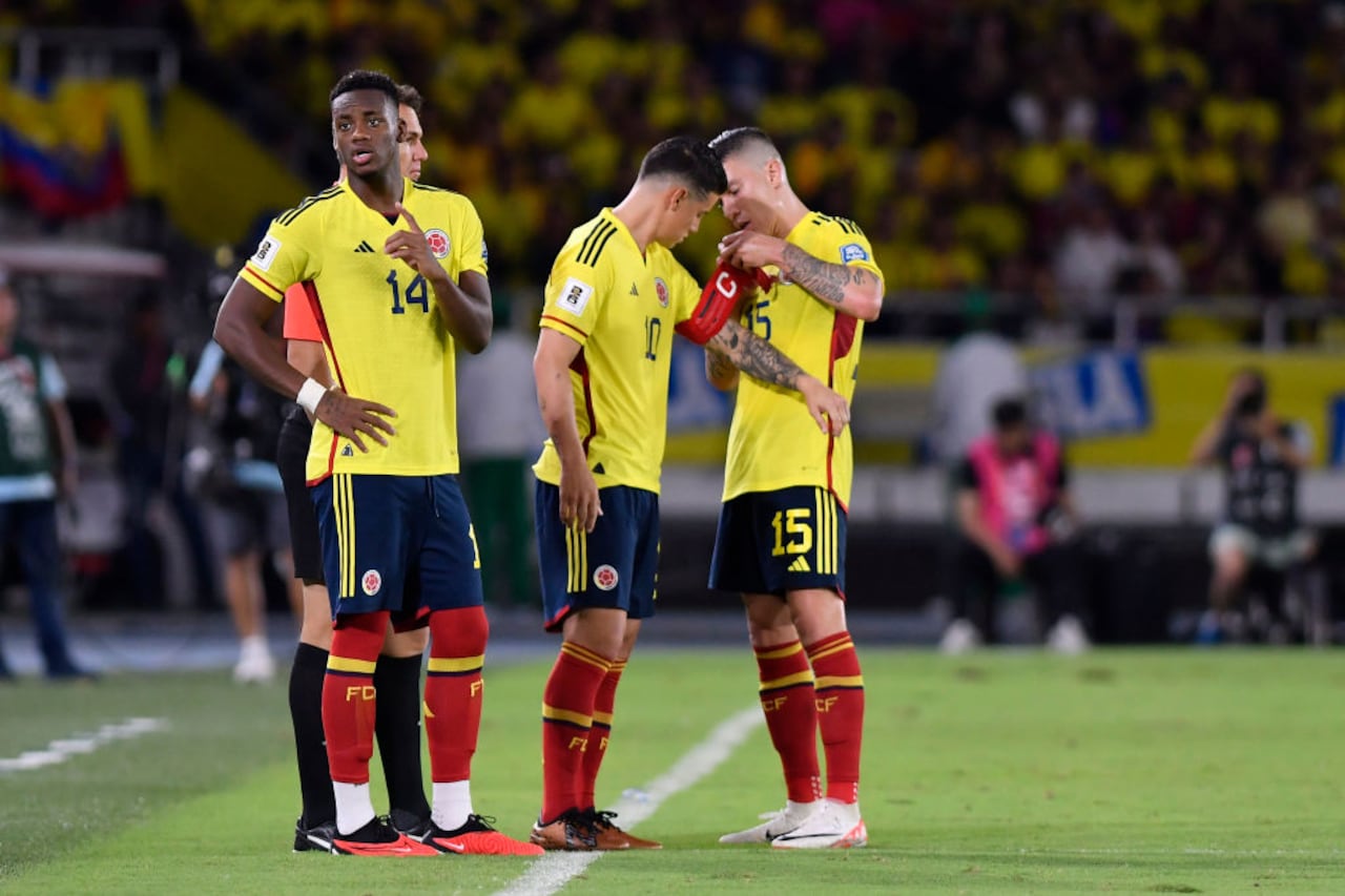 BARRANQUILLA, COLOMBIA - SEPTEMBER 07: James Rodriguez of Colombia receives the captain's armband from Matheus Uribe of Colombia uring a FIFA World Cup 2026 Qualifier match between Colombia and Venezuela at Metropolitano Stadium on September 07, 2023 in Barranquilla, Colombia. (Photo by Gabriel Aponte/Getty Images)