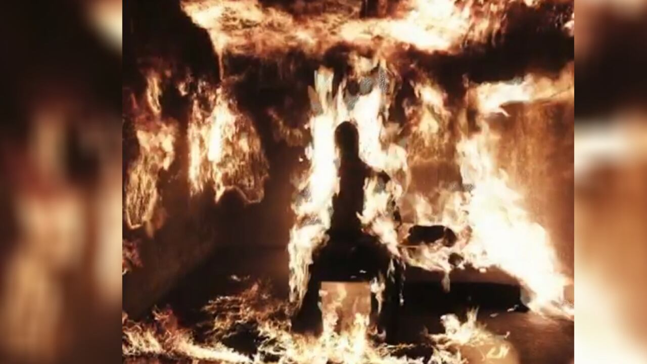 Increíble: Kanye West ‘encendió’ las redes sociales al prenderse fuego en la presentación de su nuevo álbum