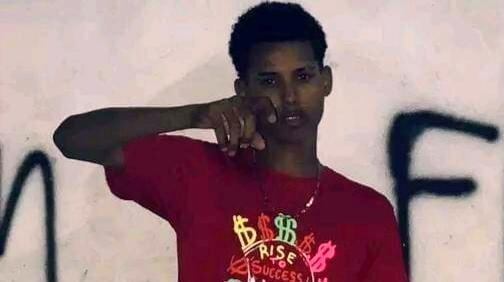 Un video que circula por redes sociales muestra el momento en que el joven cayó al suelo en medio del enfrentamiento por presuntas líneas imaginarias.