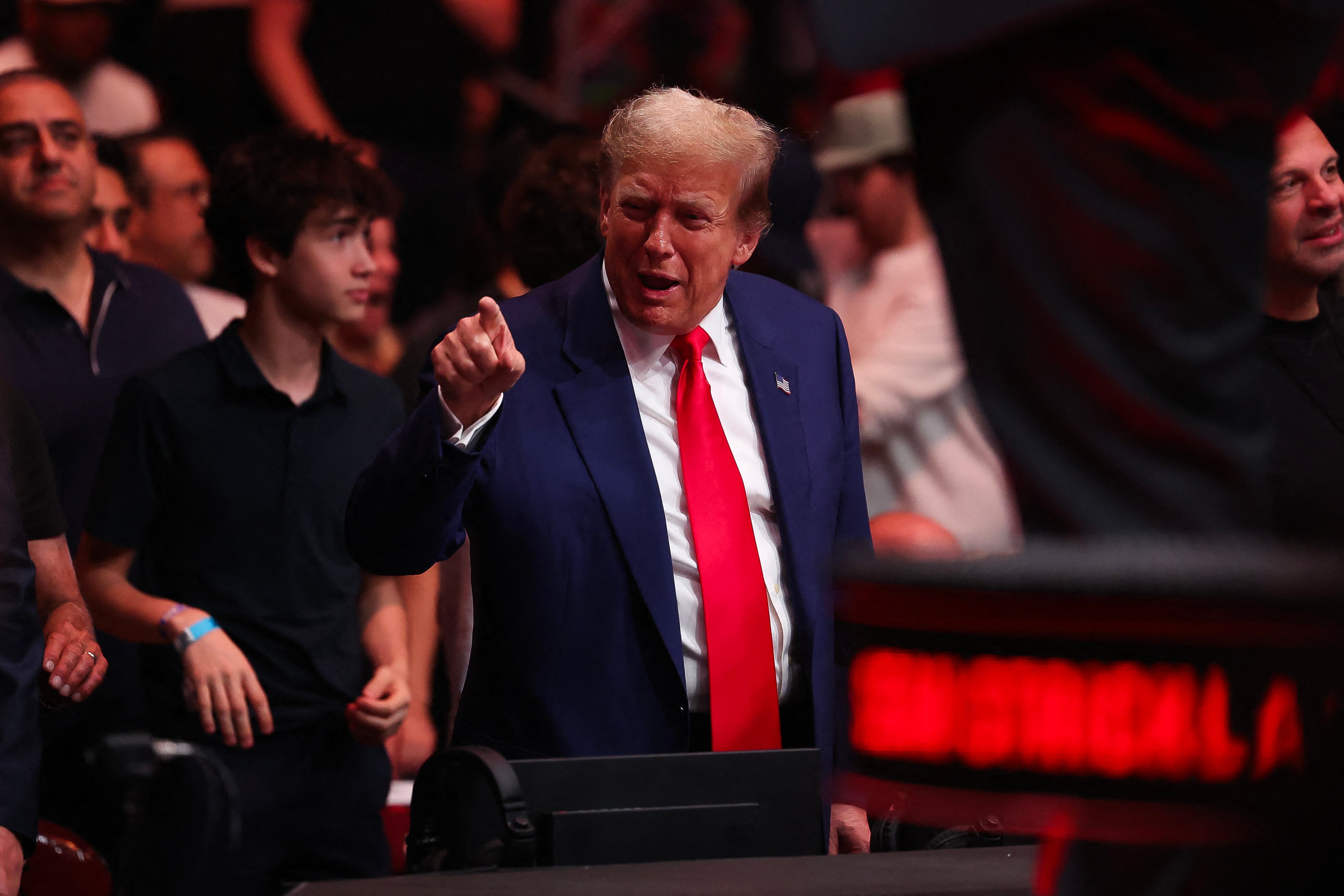 El ex presidente estadounidense Donald Trump asiste a UFC 302 en el Prudential Center el 1 de junio de 2024 en Newark, Nueva Jersey.