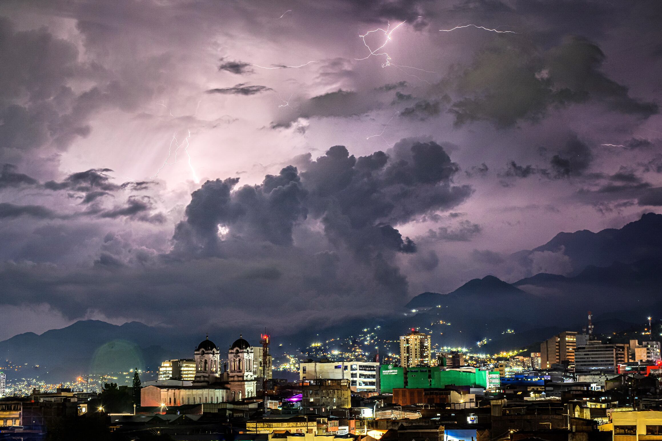 En la noche de este viernes se registraron en el sur de Cali, fuertes lluvias que causaron fuertes tormentas eléctricas. Sin embargo, las autoridades no reportaron graves emergencias, ni personas lesionadas. Foto Jorge Orozco / El País.