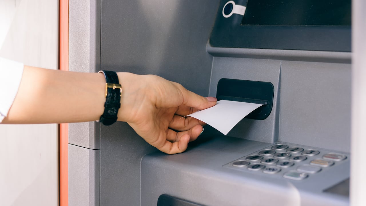 Los estafadores obtienen acceso a datos que pueden ser utilizados para suplantar identidades, clonar tarjetas o tramitar créditos fraudulentos.