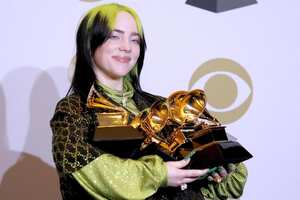 La cantante de 18 años Billie Eilish, quien destronó a Taylor Swift como la artista más joven en ganar un Grammy, obtuvo cuatro premios este domingo.