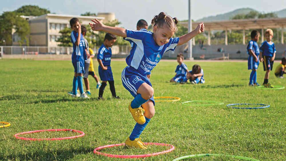 Niños y niñas de barrios vulnerables pasan tardes de convivencia feliz.