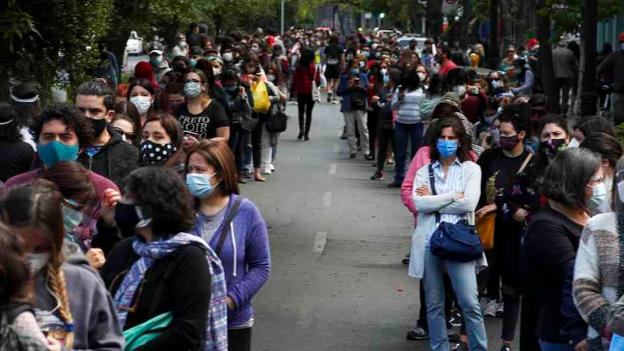 El referendo chileno, aprobado en un acuerdo político en el Congreso tras un ciclo de manifestaciones, definirá el destino político institucional de Chile en los próximos años y la apuesta ha hecho salir a las calles a millones de personas. Foto: AP / Esteban Félix