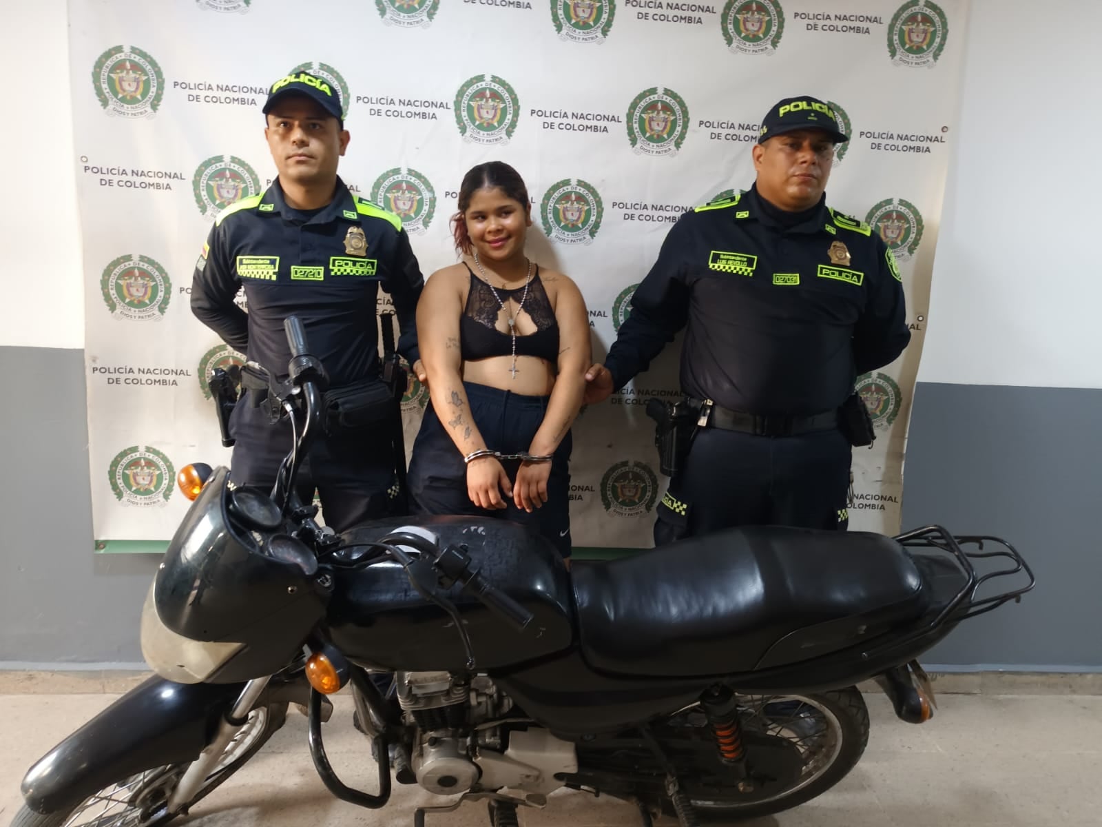 Insólita reacción de mujer que posó y sonrió tras ser capturada en persecución policial en Sabanalarga, Atlántico.