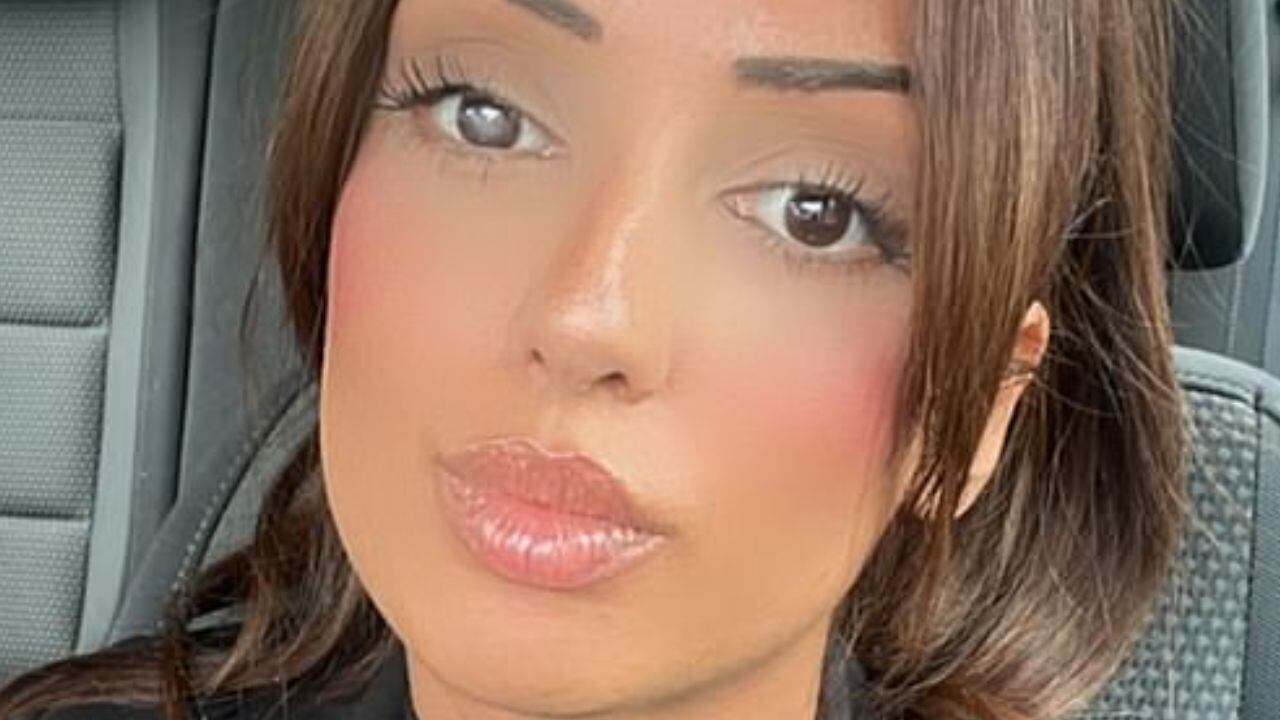 Mujer que perdió la visión de un ojo tras nadar en una piscina pública.