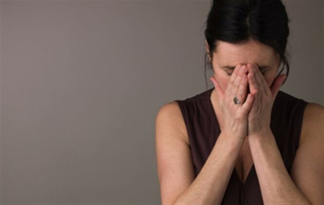 La depresión puede comenzar a cualquier edad, pero suele empezar en la juventud,