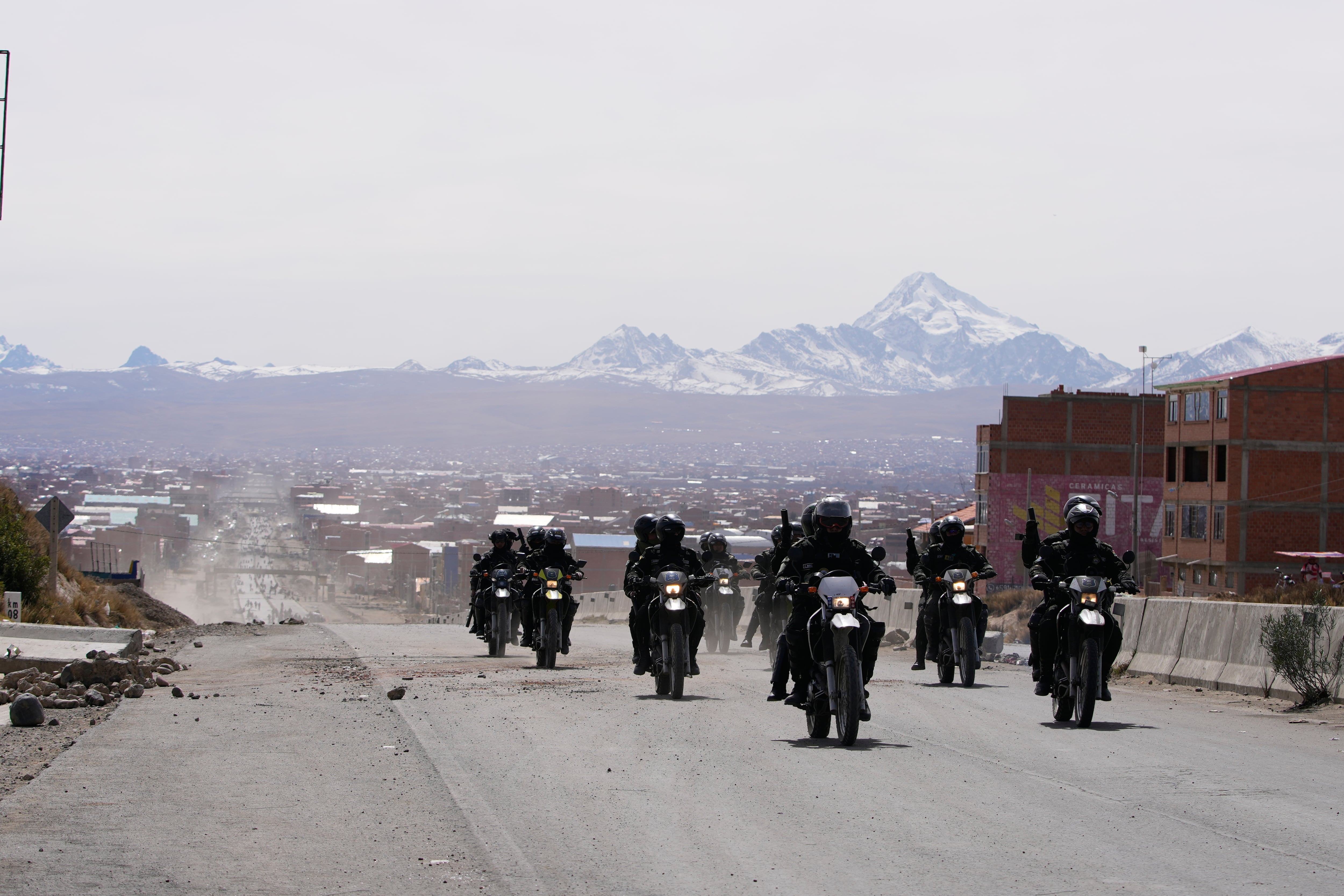 Agentes de policía patrullan una carretera después de que el presidente Rodrigo Paz declarara el estado de emergencia para facultar a las fuerzas armadas a levantar los bloqueos viales, en El Alto, Bolivia.