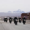 Agentes de policía patrullan una carretera después de que el presidente Rodrigo Paz declarara el estado de emergencia para facultar a las fuerzas armadas a levantar los bloqueos viales, en El Alto, Bolivia.