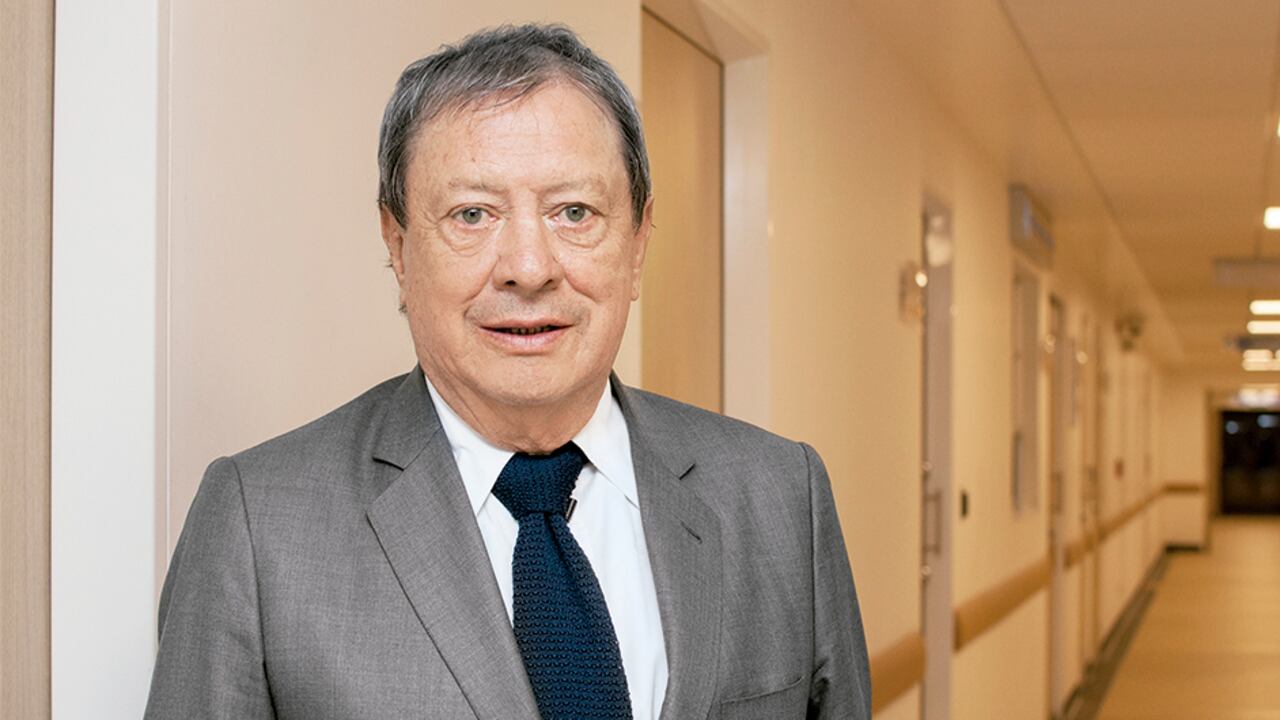 Mario Hernández“Nos volvimos esclavos del celular, en cualquier lado están en el celular: trabajando, comiendo, manejando o hasta en la luna de miel haciendo el amor”.