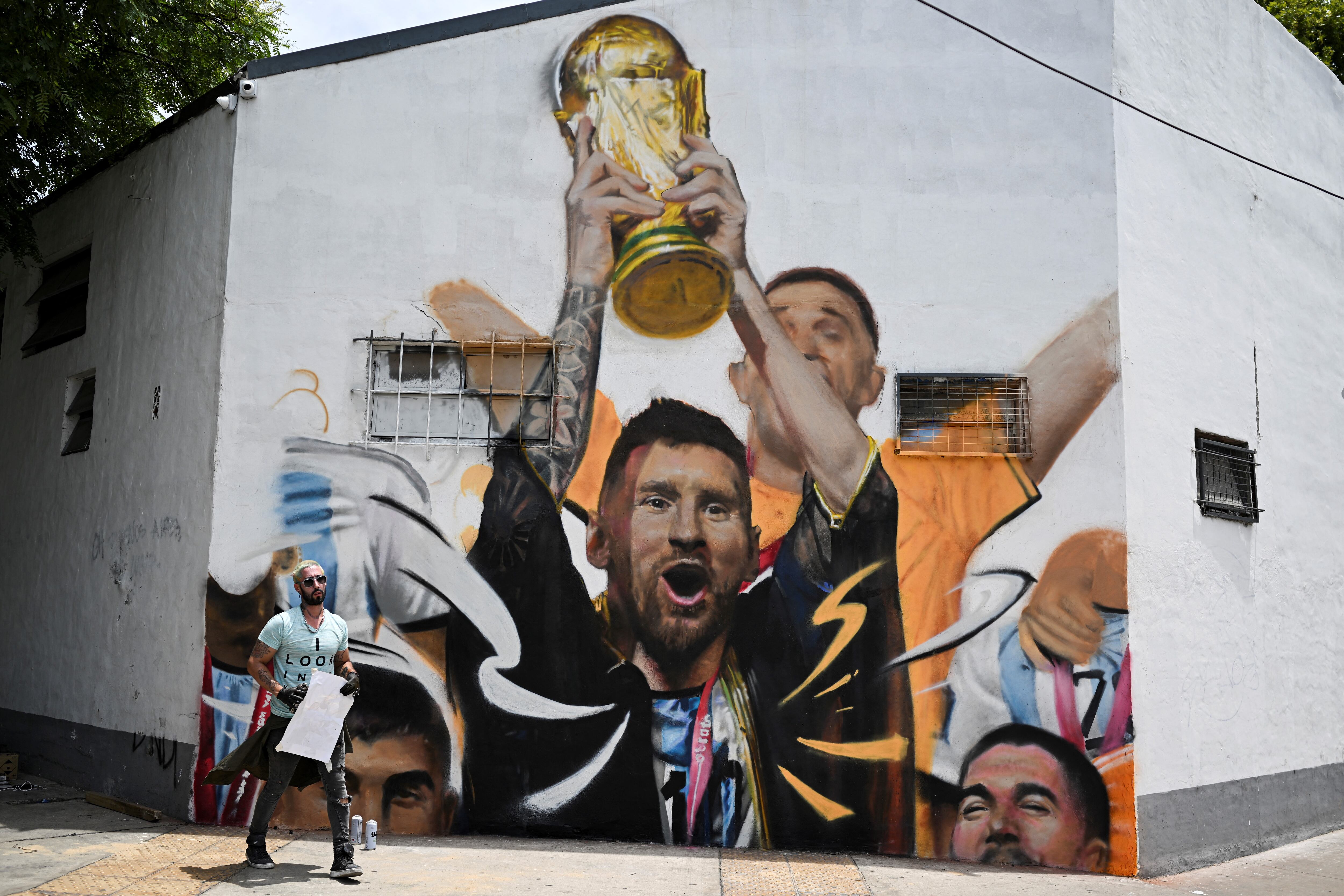 El mural inmortaliza el momento que esperó Lionel Messi durante toda su carrera. Foto: AFP.
