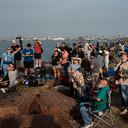 Cientos de personas se reunieron en South Padre Island, Texas, pera presenciar el lanzamiento del Starship de SpaceX. Foto: Agencia AFP/ El País