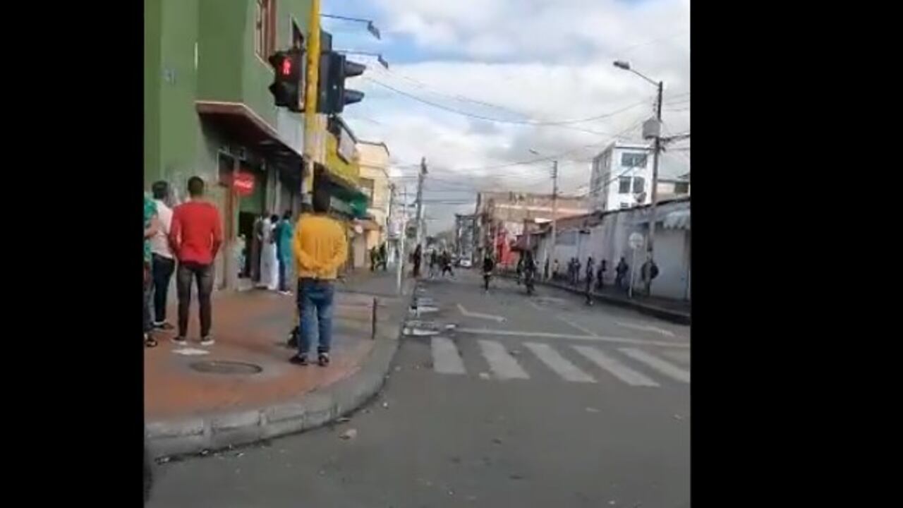 Enfrentamientos entre comerciantes y Esmad en San Andresito