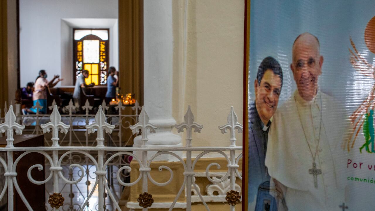 Un cartel del obispo Rolando Álvarez y del papa Francisco en la catedral de Matagalpa, Nicaragua, el 19 de agosto de 2022. Nicaragua excarceló y envió a Roma a 12 sacerdotes católicos detenidos con varias causas, tras un acuerdo con el Vaticano, según informó el gobierno nicaragüense en un comunicado el miércoles 18 de octubre de 2023. El obispo Álvarez no estaba entre los nombre de los religiosos liberados. (AP Foto/Inti Ocon, Archivo)