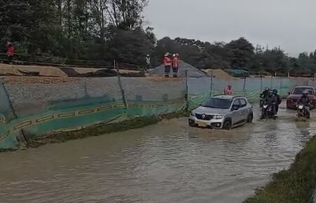 Inundación en la calle 127A, entre Avenida Boyacá y Avenida Cali.