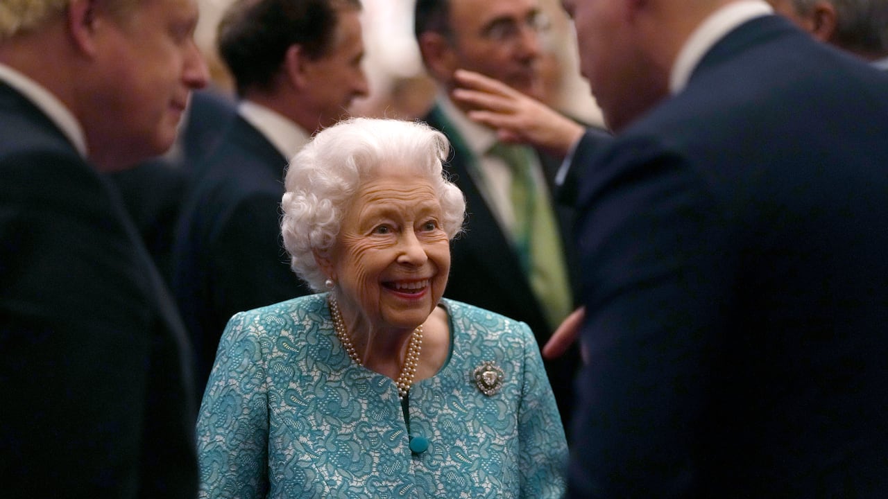 Recomiendan a la reina Isabel II tomar un descanso de dos semanas