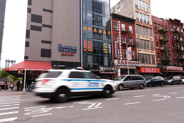 A mediados de abril, la Fiscalía de EE.UU. imputó cargos a dos personas por operar comisaría ilegal de policía en el barrio chino de Manhattan bajo órdenes de la Policía Nacional China para acosar a nacionales críticos con el régimen de Pekín. (Photo by Spencer Platt/Getty Images)