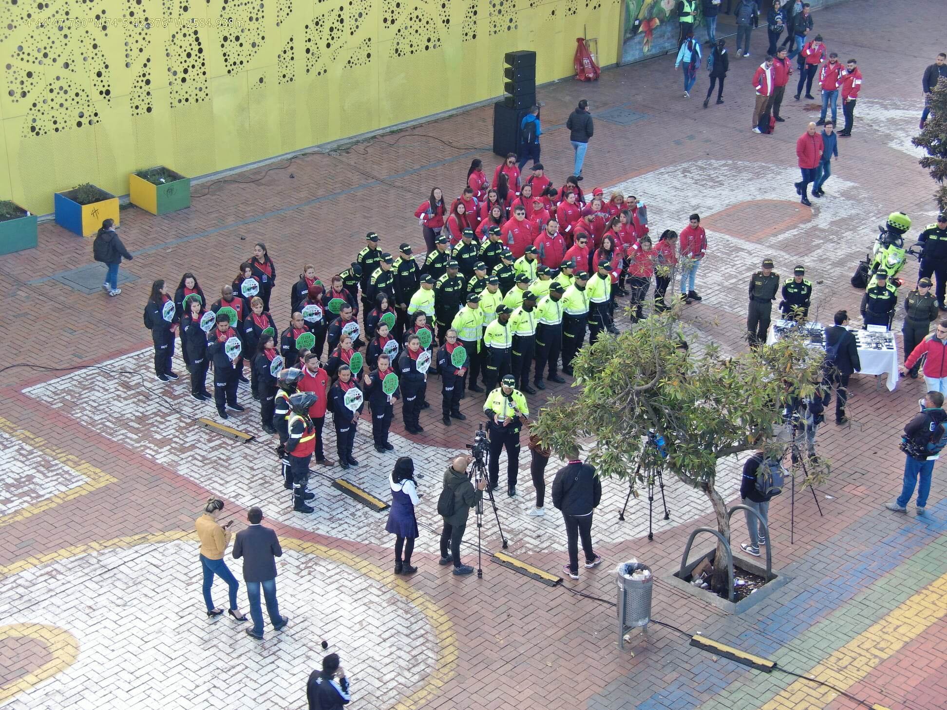 Estos resultados se dan gracias a la labor de 1.405 uniformados de la Policía
Metropolitana de Bogotá, 1.179 gestores de TransMilenio, 347 guardas de
vigilancia y el acompañamiento de servidores del Distrito