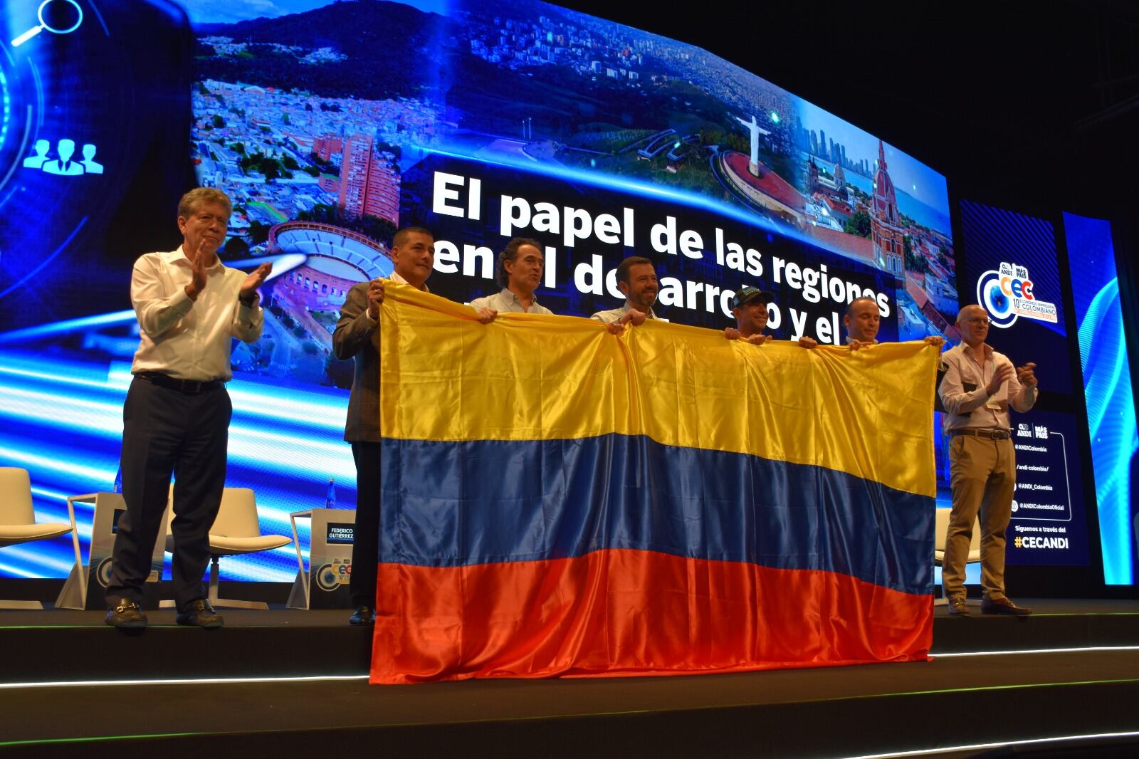 Alcaldes llegaron al Congreso de la Andi con la bandera colombiana