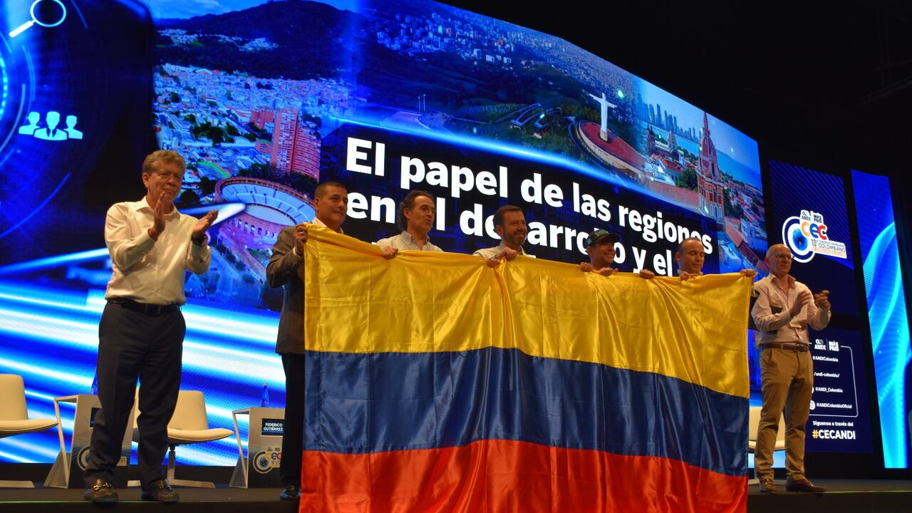Alcaldes llegaron al Congreso de la Andi con la bandera colombiana.