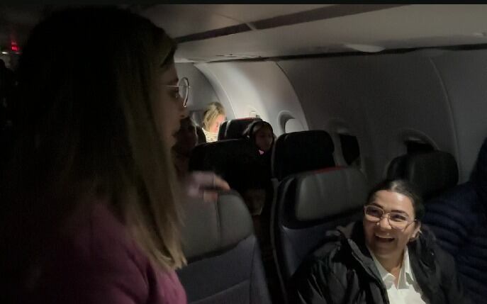 En el avión, Iris se encontró con una compatriota que le dio ánimo y la invitó a refugiarse en Dios. “Acá todos la estamos apoyando. Usted sabe que la Fe mueve montañas”, le dijo.