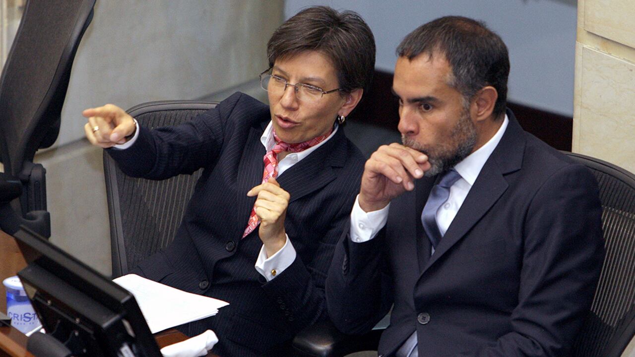 Los senadores Claudia López y Armando Benedetti hablan durante la plenaria del Senado de este miércoles.