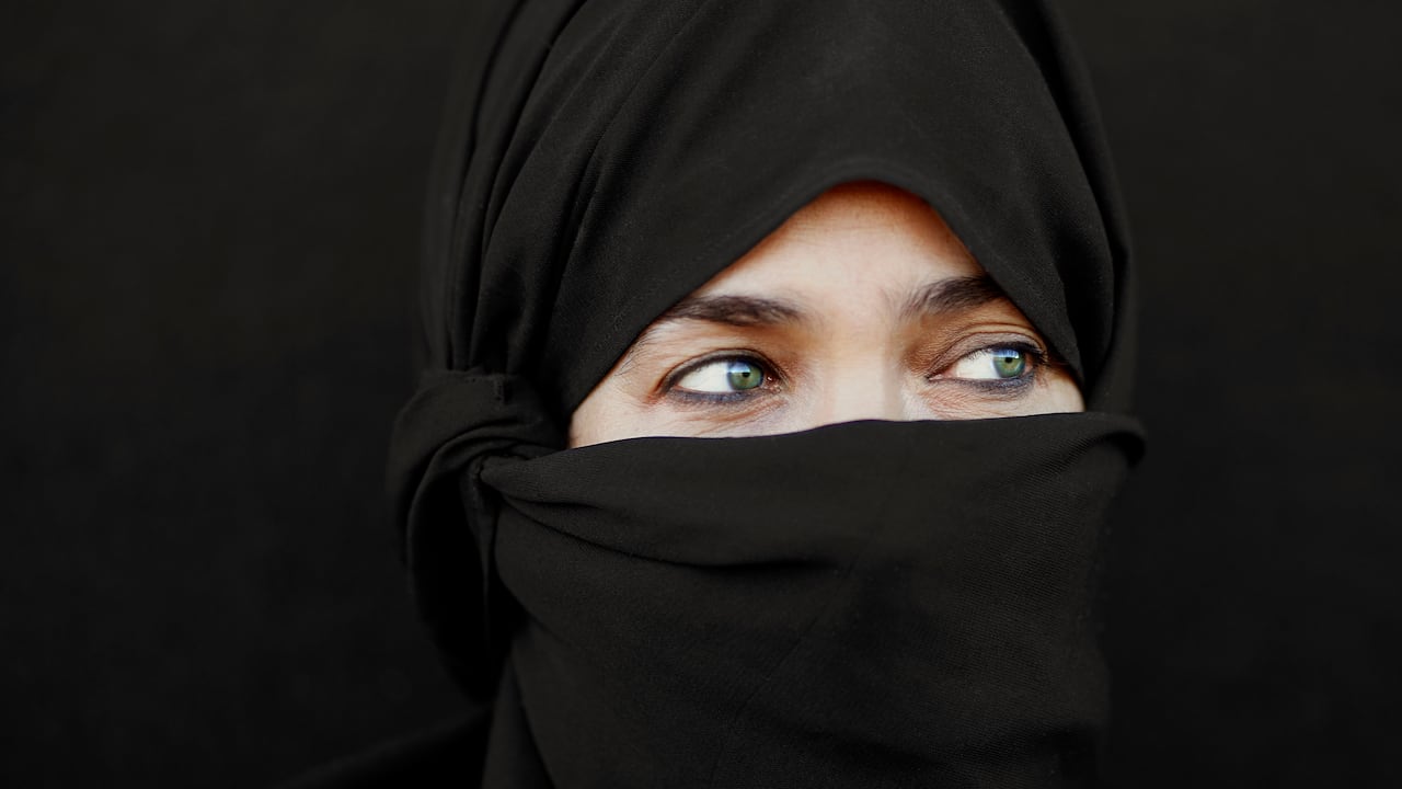 Las mujeres musulmanas suelen cubrir la mayoría de su cuerpo. Foto: Getty Images.