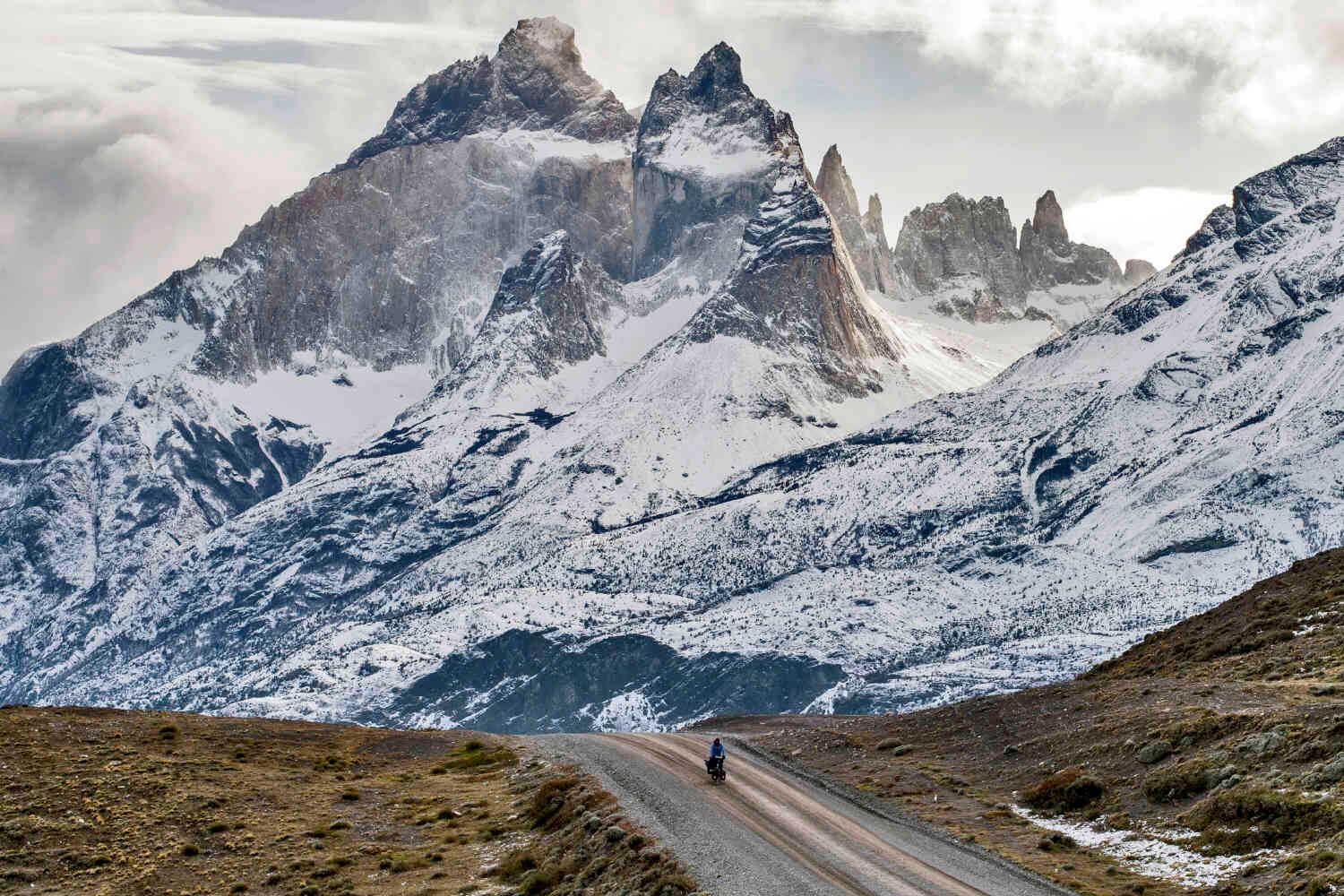 Javier comenzó su viaje cuando tenía 26 años. Su primer destino fue Indonesia y ahora atraviesa Sur América. Aquí cruza la cordillera de los Andes desde Chile hasta Colombia. FOTO: cortesía @bicicleting