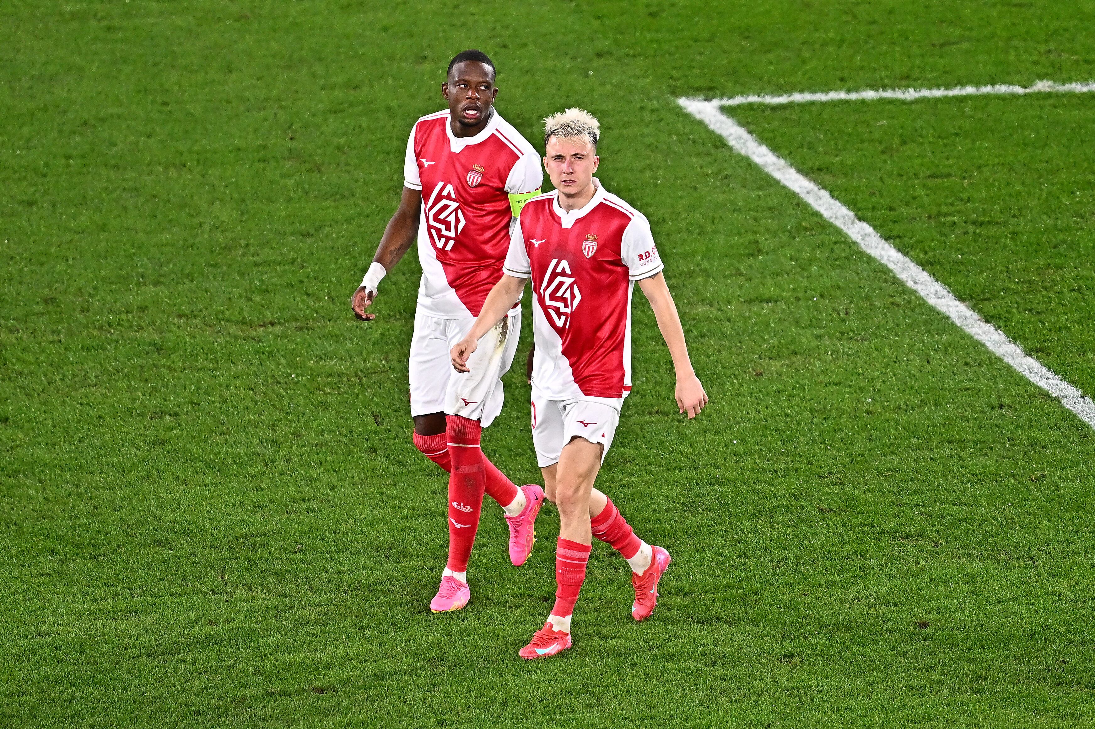 Aleksandr Golovin fue expulsado tras revisión del VAR.