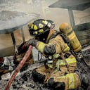 Momento en el que los Bomberos Oficiales de Bogotá atienden el incendio de este viernes 20 de febrero de 2026.