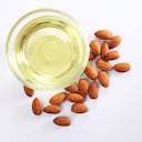 Se añaden a estas propiedades las vitaminas A, B, K y especialmente vitamina E, esta última un potente antioxidante y principal aliado en la lucha contra el envejecimiento de la piel.