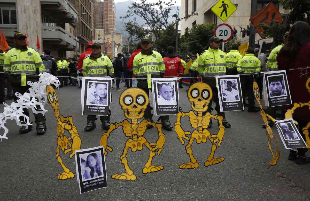 Algunos manifestantes también aprovecharon para recordar el asesinato de líderes sociales. Foto: Guillermo Torres Reina.
