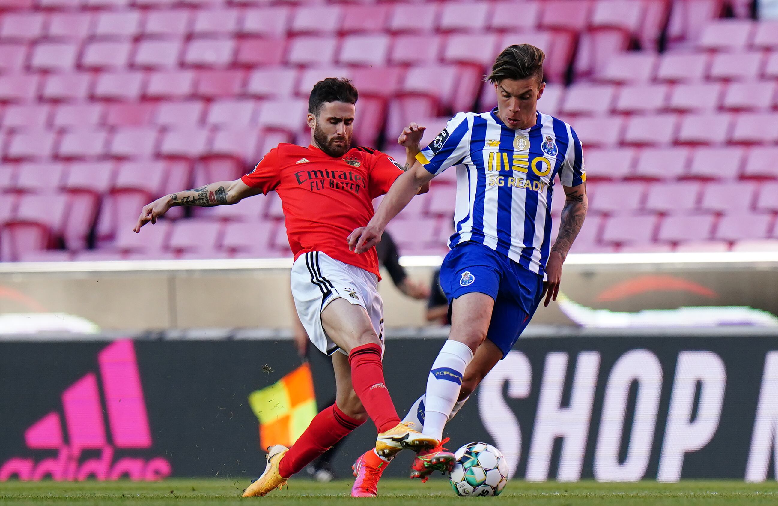 Mateus Uribe durante un clásico ante Benfica en el Estadio Da Luz de Lisboa
