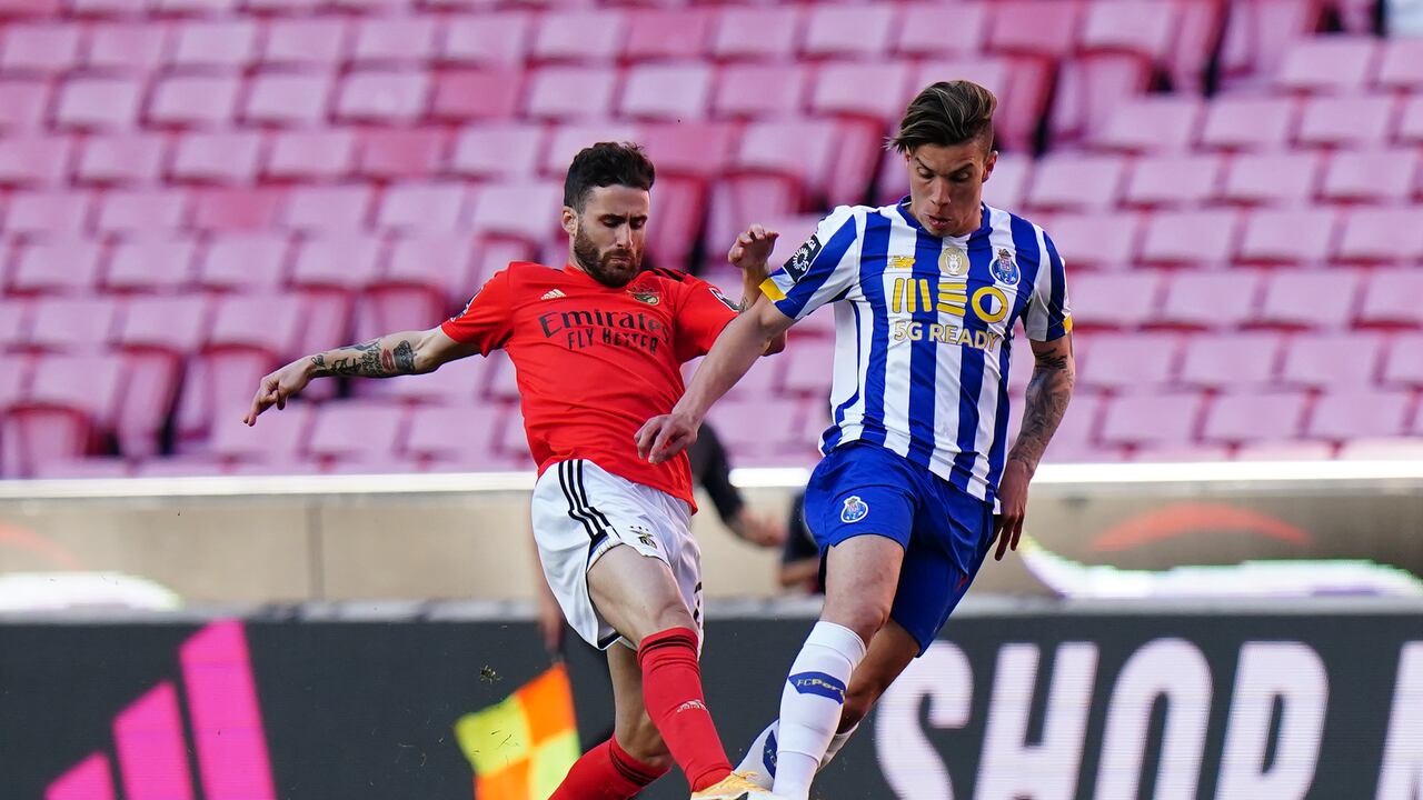 Mateus Uribe durante un clásico ante Benfica en el Estadio Da Luz de Lisboa