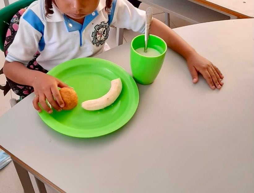 Un banano, un buñuelo y un vaso de peto, así es la ración del almuerzos del PAE que entregan a niños de la Guajira