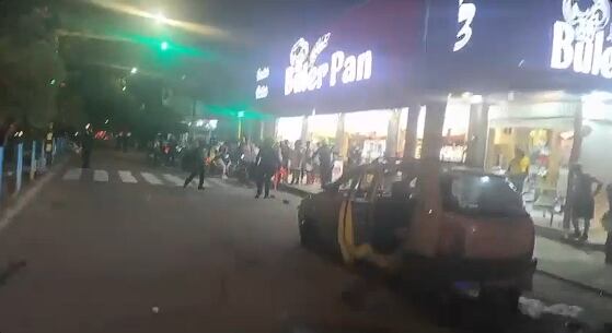 Taxi que recibió una granada de fragmentación en el sector de La Casona, al oriente de Cali.