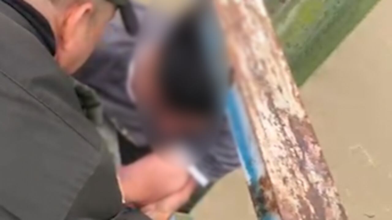 Con un lazo lo ataron por la cintura y lo bajaron del puente para ponerlo a salvo.