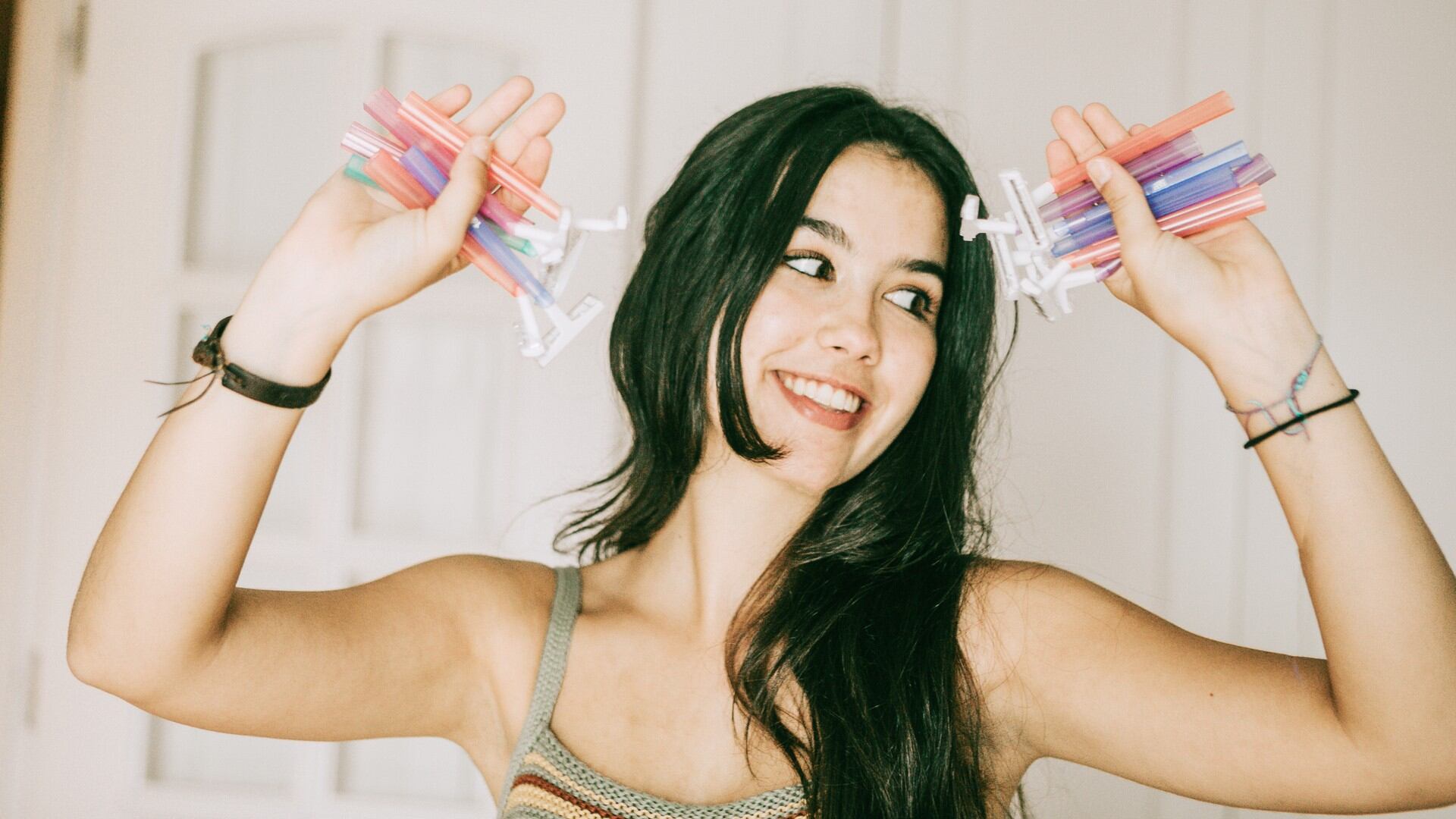 Una cuchilla de afeitar desechable es una opción casera, práctica y barata para quitar la pelusa y las bolillas.