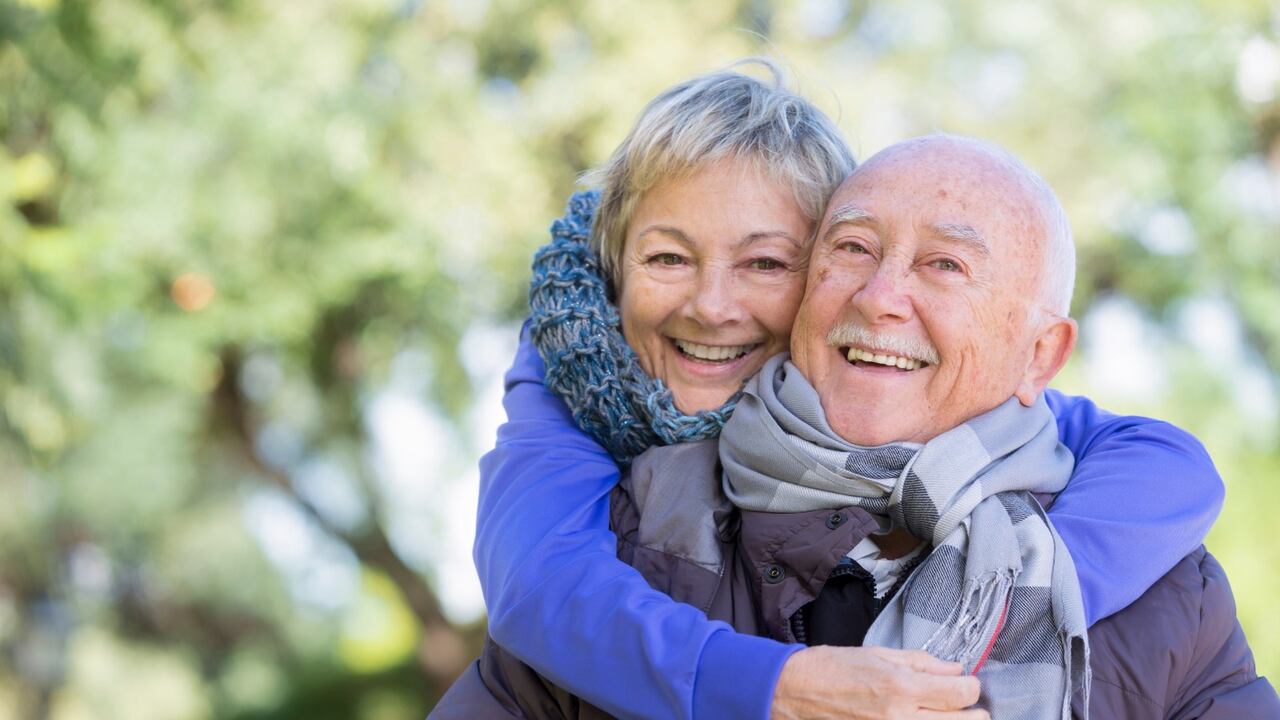Una buena salud en la edad adulta depende de la combinación de varios factores, que se deben adoptar desde la juventud para lograr un envejecimiento pleno (1) (2).