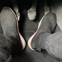 Mantener presionado el pedal del embrague cuando un vehículo está en punto muerto o en neutral no conlleva un riesgo inmediato de daño grave al automóvil, pero puede aumentar el desgaste prematuro del embrague y del cojinete del collarín.