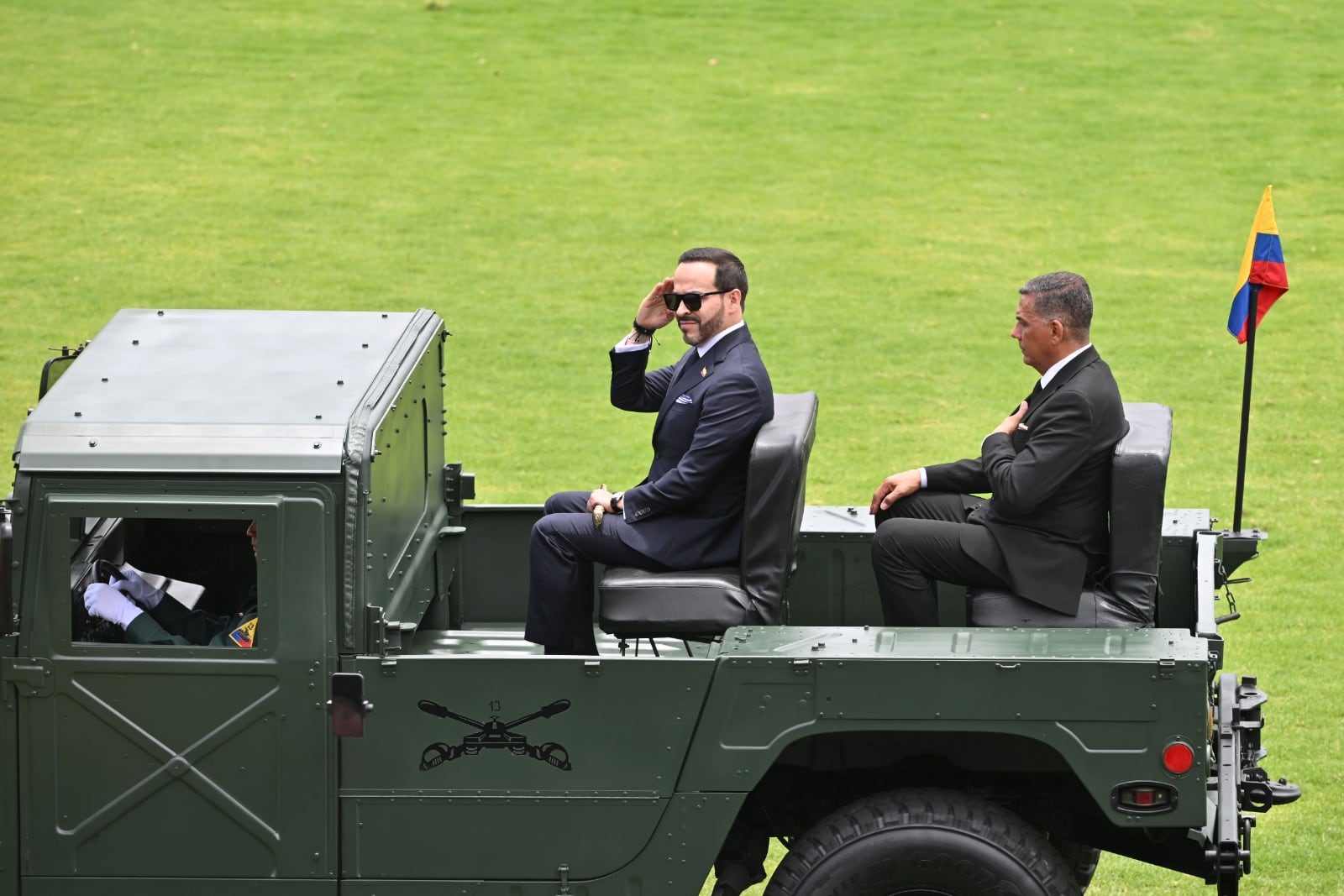 ABelardo de la Espriella presidente de Colombia toma de Mando de los comandantes del Ejército, la fuerza aérea, Armada Nacional y Policía Nacional. Reconocimiento de tropas en la Escuela Militar José María Córdoba.