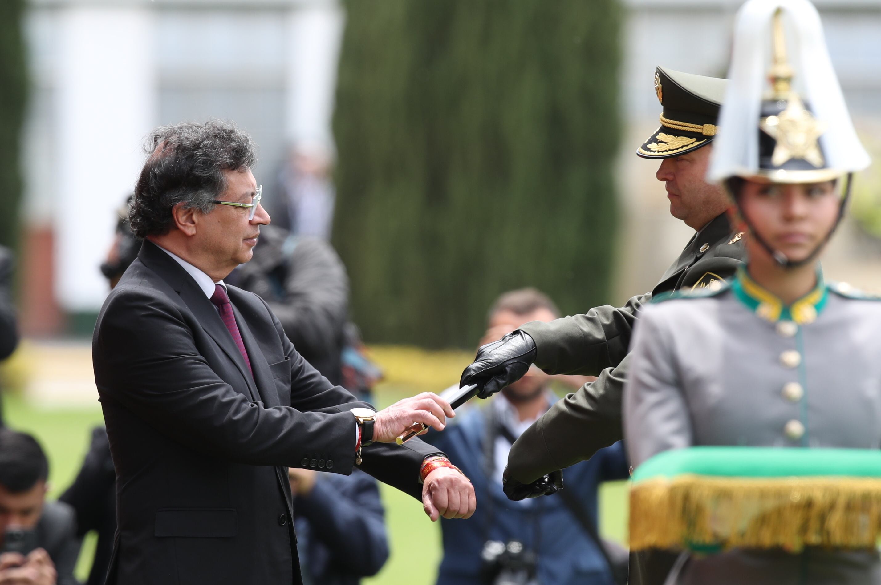 Presidente Gustavo Petro en la ceremonia de presentación del nuevo Director General de la Policía Nacional, Brigadier General Carlos Fernando Triana Beltrán, en compañía del Ministro de Defensa Nacional, Iván Velásquez