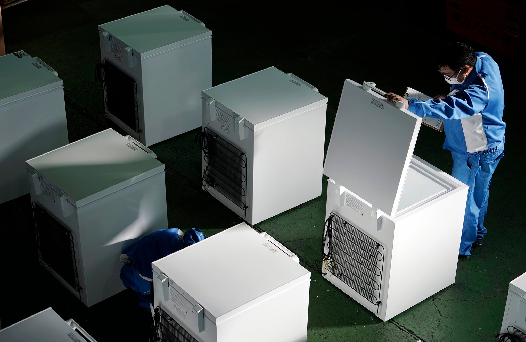 Se ven congeladores nuevos de temperatura ultrabaja en un almacén de Kanou Reiki, un proveedor de congeladores, el viernes 22 de enero de 2021 en Sagamihara, al oeste de Tokio. Parte de la vacuna COVID-19 debe mantenerse a una temperatura ultra fría de alrededor de -70 grados Celsius (-94 grados Fahrenheit). Japón está acelerando los preparativos para las vacunas COVID-19 con la esperanza de comenzar a fines de febrero, pero la incertidumbre aumenta a medida que el país enfrenta un público tímido a las vacunas, un proceso de aprobación lento y obstáculos burocráticos, lo que pone en duda la posibilidad de los Juegos Olímpicos de Tokio este verano. (Foto AP / Eugene Hoshiko)